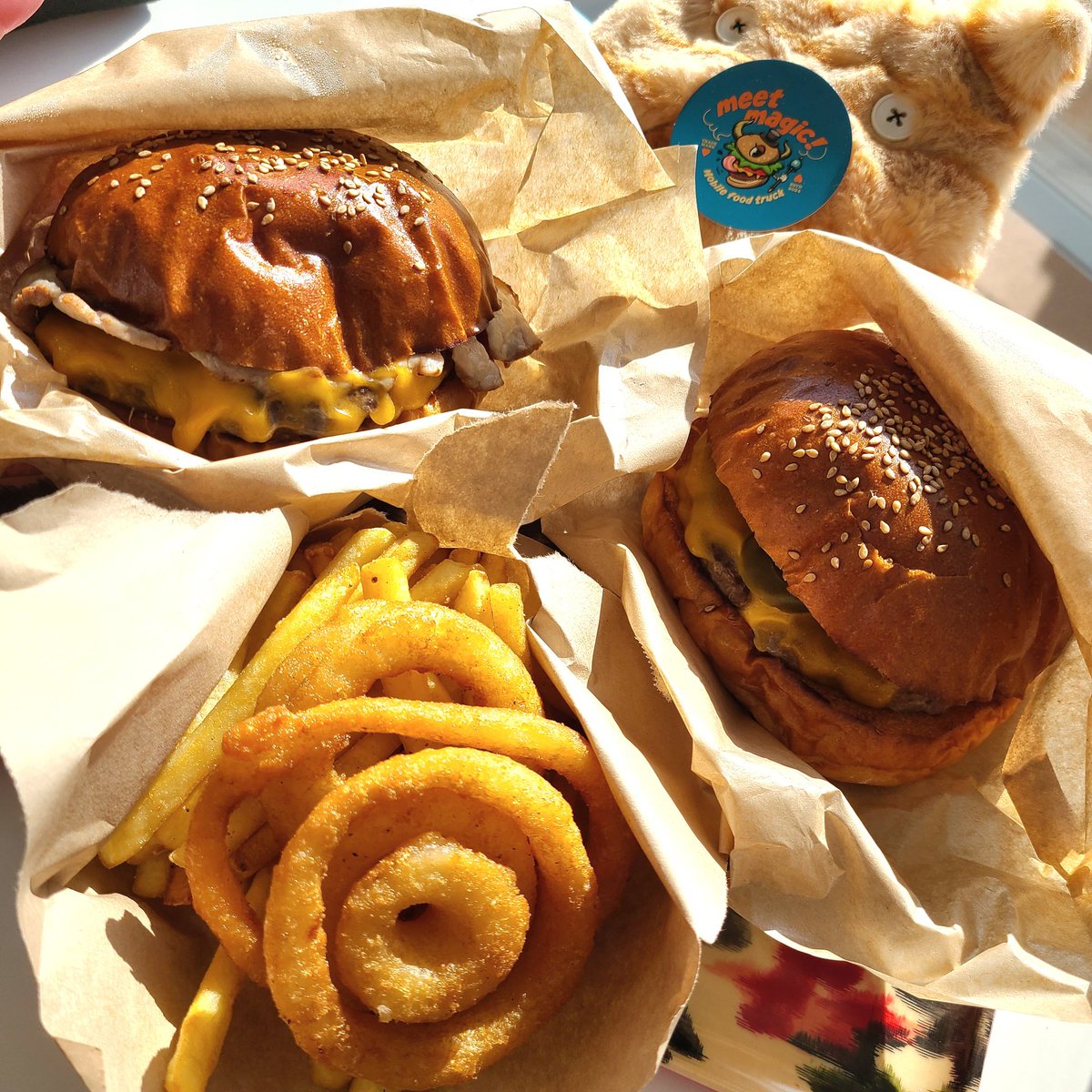 OMUSUBEMARU5351's tweet photo. 24日出勤前に #道の駅東松島 へ
#meetmagic さんが出店の日🍔🎶
🍔チポトレハラペーニョ
🍔ベーコンチーズ
🍟オニオンリング&ポテト
テラス席で食べて🍴✨️おかわりして
🍔てりやき🍟ポテトを夜勤のお供に✨ https://t.co/sQtzlGvWlX
