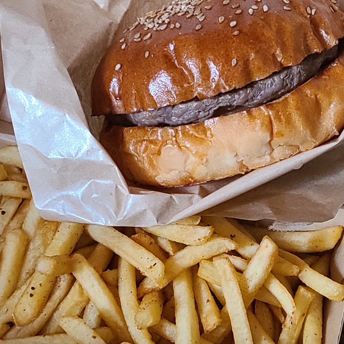 OMUSUBEMARU5351's tweet photo. 24日出勤前に #道の駅東松島 へ
#meetmagic さんが出店の日🍔🎶
🍔チポトレハラペーニョ
🍔ベーコンチーズ
🍟オニオンリング&ポテト
テラス席で食べて🍴✨️おかわりして
🍔てりやき🍟ポテトを夜勤のお供に✨ https://t.co/sQtzlGvWlX