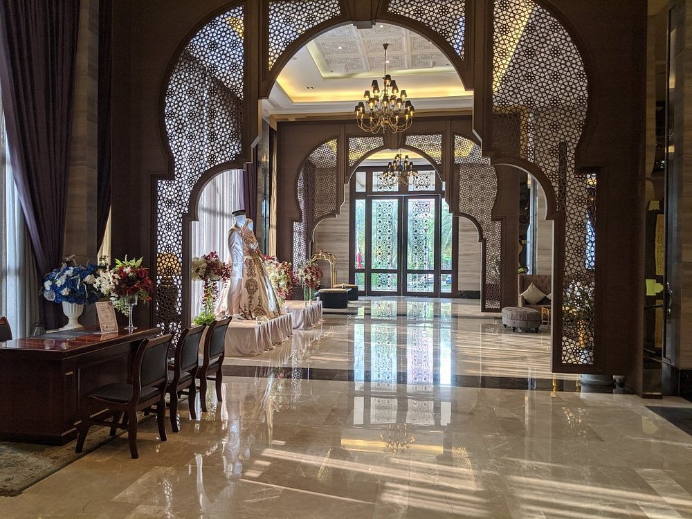 zalyazahari's tweet photo. Al- Meroz 

Hotel ni 5 star tapi murah je sebenarnya bila convert ke Myr Rm200 + je satu malam . Memang mewah tempat ni and dekat je dekat bandar BKK. Nak ke airport 18.6km je! Rate grab dalam Rm45 i check haritu https://t.co/uqAPOu3mMu