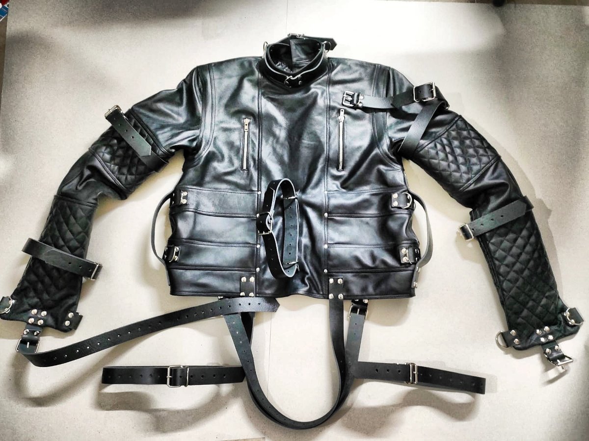 Those nipple zips are just asking to be opened once the jacket is on properly!!