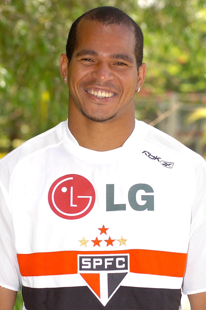 SaoPauloFC's tweet photo. 🥳 Feliz aniversário, Aloísio Chulapa!

O ídolo do Tricolor completa 5️⃣0️����� anos nesta segunda-feira! 

Pelo São Paulo, o atacante conquistou o Mundial de 2005 e três títulos do Campeonato Brasileiro (2006, 2007 e 2008). 🏆

Parabéns e felicidades, Chulapa! 🎉

#SPFCpédia
#VamosSãoPaulo 🇾🇪