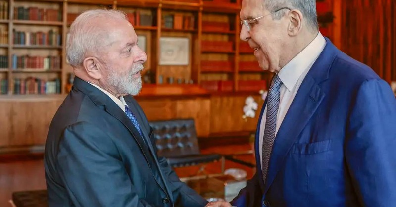 gazetadopovo's tweet photo. EUA, Argentina, Israel e Ucrânia driblam Lula para manter relações diplomáticas com brasileiros