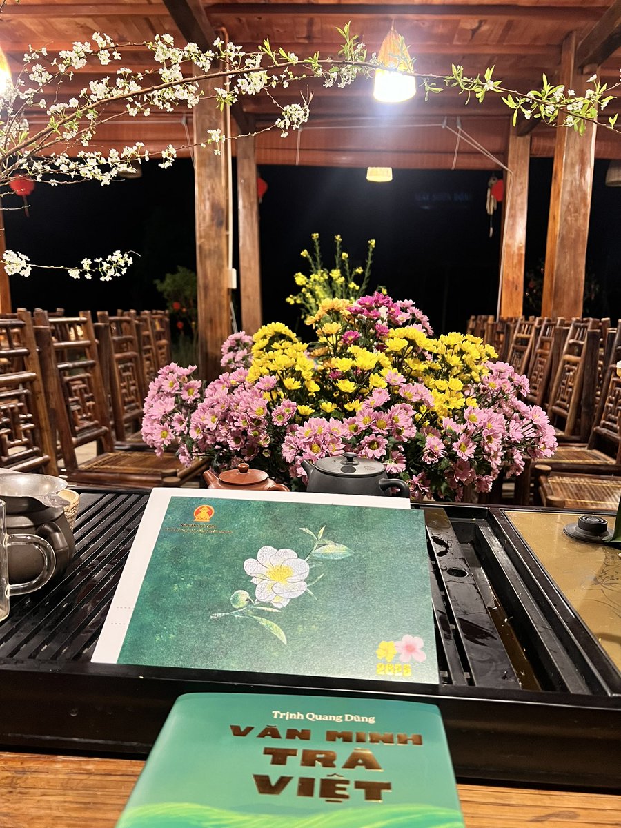 Tại Dượng Tony mà con có thêm bình hoa đẹp bên bàn trà. Quanh vườn nhà con có nhiều loại hoa lắm! Tết cũng như ngày thường, lúc nào cũng có bình hoa dại cắm chơi chơi. Nhưng nay con ghé chợ mua hoa ủng hộ người trồng hoa D ạ.
Mời cả nhà thưởng trà, ngắm hoa..
