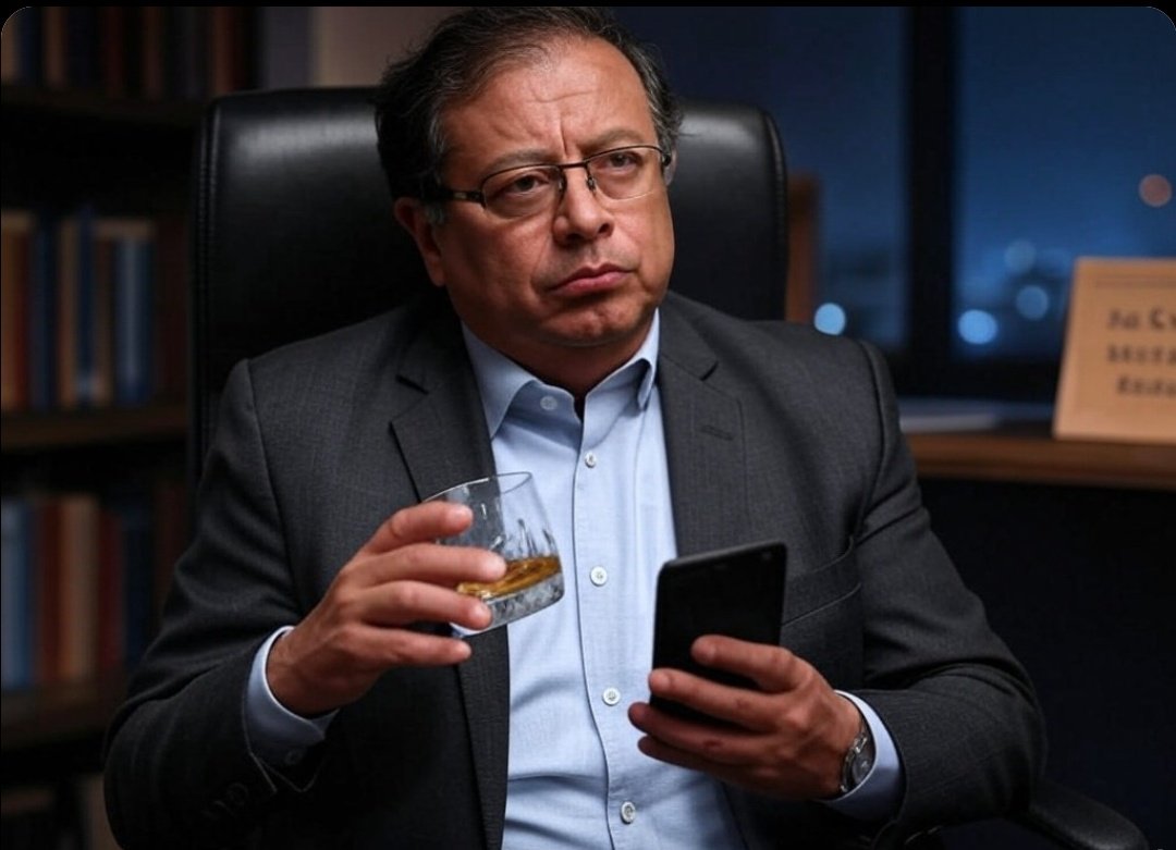 Rincon001A's tweet photo. @petrogustavo Si vas a tomar, entrega el celular 

Una Campaña de la oposición 
Por la dignidad del país https://t.co/2sVcijrYnB