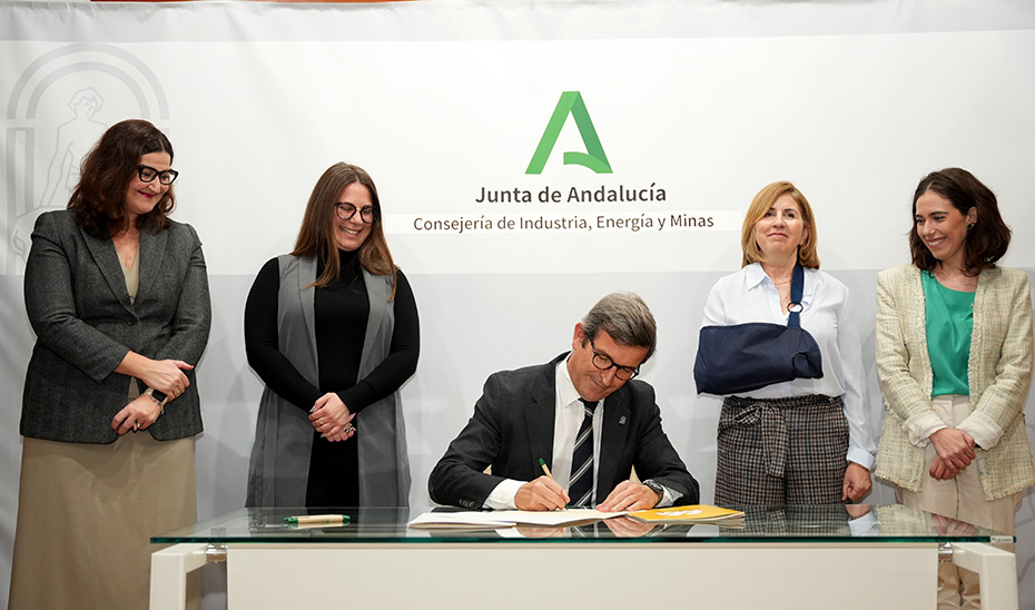 IndustriaAnd's tweet photo. 🤝 @AndaluciaJunta y cuatro asociaciones acuerdan colaborar para visibilizar a la mujer en la #industria y la #minería 🏭⚒️
✍️ @ParadelaJSr firma un protocolo de colaboración con @ellasvuelanalto, @women_spain, #BoostHer y @mujeresvalients.
➡️ https://t.co/SbuYayXZoM ✅ https://t.co/2FX2soST7N