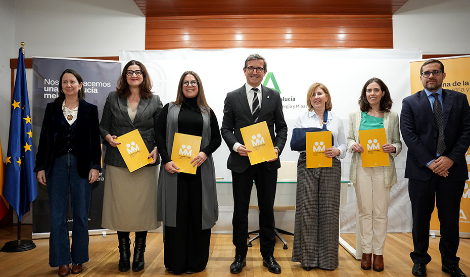 IndustriaAnd's tweet photo. 🤝 @AndaluciaJunta y cuatro asociaciones acuerdan colaborar para visibilizar a la mujer en la #industria y la #minería 🏭⚒️
✍️ @ParadelaJSr firma un protocolo de colaboración con @ellasvuelanalto, @women_spain, #BoostHer y @mujeresvalients.
➡️ https://t.co/SbuYayXZoM ✅ https://t.co/2FX2soST7N