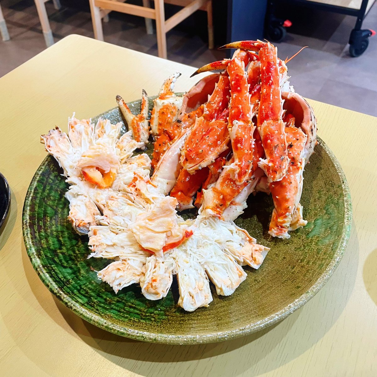 有推友自遠方來，一起去吃帝王蟹歡慶小年夜！🦀
跟店家說我們只有兩個人，但我們想吃掉一整隻帝王蟹，店員努力翻出了一隻小的（不到兩公斤）給我們。XD
調理法選了川燙，肉質軟嫩鮮味濃郁。本來怕這份量會吃膩，結果整個一口接一口。兩人奮戰兩小時清盤，吃足了一天份量的優質蛋白質。( ´▽｀)