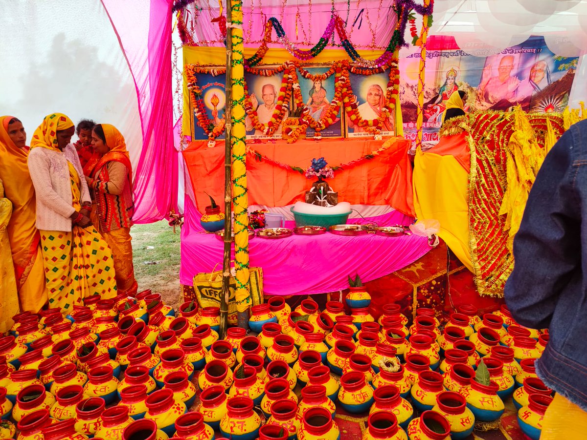 AbhaVermaa's tweet photo. ॐ भूर्भुवः स्वः तत्सवितुरवरेण्यम् भर्गो देवस्य धीमहि धियो योनः प्रचोदयात्।🙏
हम स्वयं जागें, सौ-सौ को जगाएँ, इस ऐतिहासिक वेला में पावन गुरूसत्ता को दें एक सार्थक श्रद्धांजलि🌼
शोभा यात्रा✨   कलश यात्रा @awgpofficial @dsvvofficial @DrChinmayP #awgp https://t.co/23cVG4vWL1