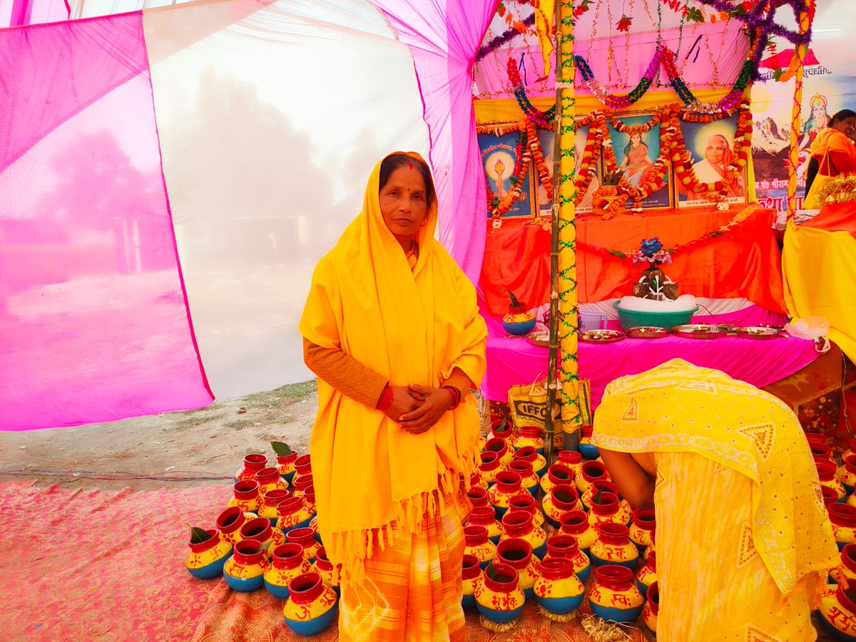 AbhaVermaa's tweet photo. ॐ भूर्भुवः स्वः तत्सवितुरवरेण्यम् भर्गो देवस्य धीमहि धियो योनः प्रचोदयात्।🙏
हम स्वयं जागें, सौ-सौ को जगाएँ, इस ऐतिहासिक वेला में पावन गुरूसत्ता को दें एक सार्थक श्रद्धांजलि🌼
शोभा यात्रा✨   कलश यात्रा @awgpofficial @dsvvofficial @DrChinmayP #awgp https://t.co/23cVG4vWL1