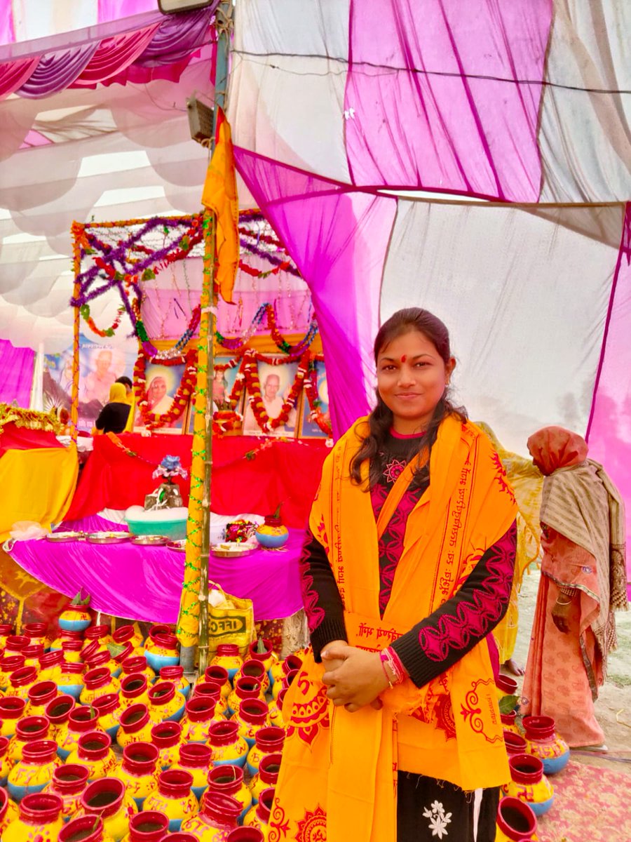 AbhaVermaa's tweet photo. ॐ भूर्भुवः स्वः तत्सवितुरवरेण्यम् भर्गो देवस्य धीमहि धियो योनः प्रचोदयात्।🙏
हम स्वयं जागें, सौ-सौ को जगाएँ, इस ऐतिहासिक वेला में पावन गुरूसत्ता को दें एक सार्थक श्रद्धांजलि🌼
शोभा यात्रा✨   कलश यात्रा @awgpofficial @dsvvofficial @DrChinmayP #awgp https://t.co/23cVG4vWL1