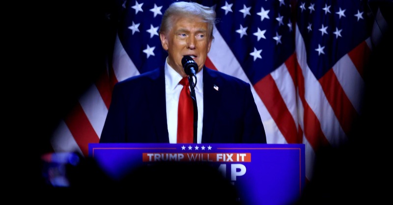 gazetadopovo's tweet photo. Trump avalia criar novas tarifas contra o Brasil por prática de guerra jurídica a favor da esquerda