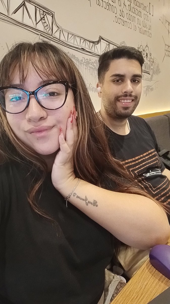 rrrojas_'s tweet photo. Acá en buenos aires está lloviendo y nos vinimos a un barcito a laburar, hace 11 años juntos ❤️ #PatriaYFamilia https://t.co/kAzYudhH5w