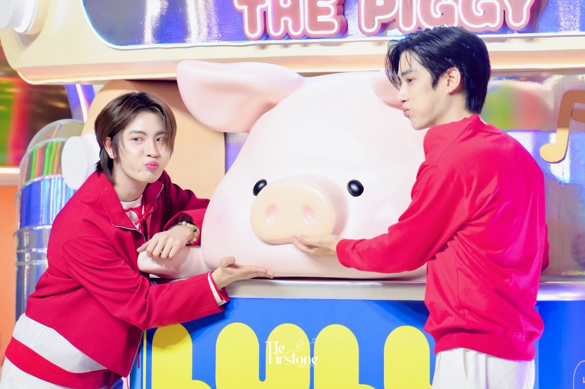 TleFirstoneTH's tweet photo. [27.01.2025] ㅡ หมูแพงไม่เป็นไร มีเธอเป็นคนที่ถูกใจก็พอแล้ว 🐷🤣

SIAM CENTER CNY WITH TLEFIRSTONE
#SiamCenterxTLEFIRSTONE

♬ #TleFirstone #เติ้ลเฟิร์สวัน #TLE_mtm #Firstone ♬
#TleFirstone_SupportTH https://t.co/CRLGGHAry4