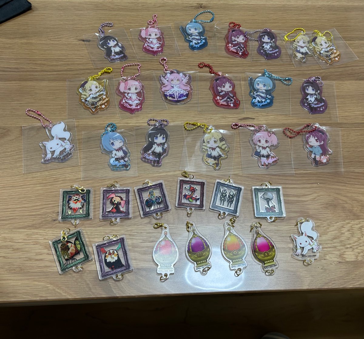 gamechan1019's tweet photo. な、な、な、なんと
ダイソーでまどマギがコラボしてたから大量買いした✌️キーホルダーは制覇したが、アクリルはあと2種揃わず😭 https://t.co/K56vAfP1zr