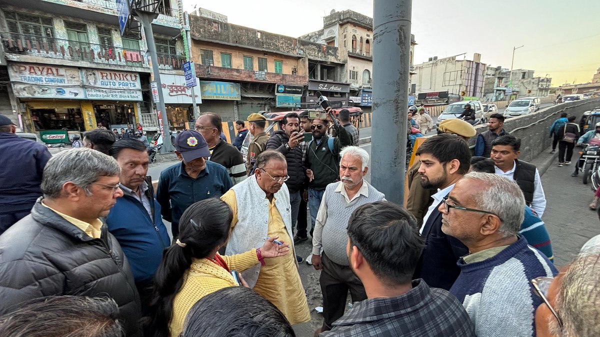 VasudevDevnani's tweet image. अजमेर में पृथ्वीराज मार्ग (एलिवेटेड रोड के नीचे) पर RSRDC द्वारा किये जा रहे निर्माण कार्य का निरीक्षण किया और सम्बन्धित अधिकारियों को निर्देशित किया। 

यह निर्माण पूर्ण कार्य होने से क्षेत्रवासियों एवं स्थानीय व्यापारियों को सुगमता होगी।

#RajAssemblySpeaker #Ajmer #Devlopment