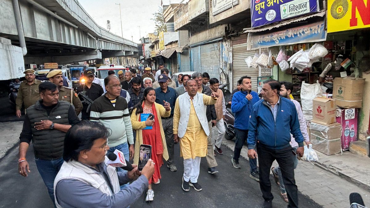 VasudevDevnani's tweet image. अजमेर में पृथ्वीराज मार्ग (एलिवेटेड रोड के नीचे) पर RSRDC द्वारा किये जा रहे निर्माण कार्य का निरीक्षण किया और सम्बन्धित अधिकारियों को निर्देशित किया। 

यह निर्माण पूर्ण कार्य होने से क्षेत्रवासियों एवं स्थानीय व्यापारियों को सुगमता होगी।

#RajAssemblySpeaker #Ajmer #Devlopment