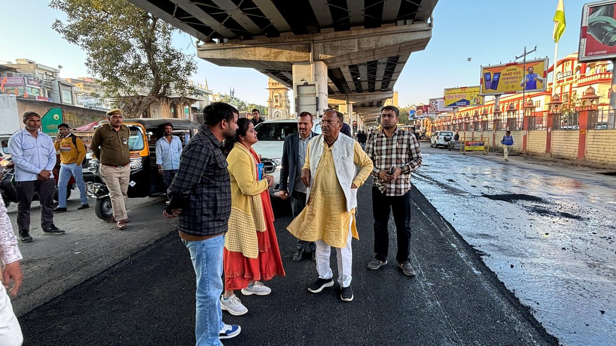 VasudevDevnani's tweet image. अजमेर में पृथ्वीराज मार्ग (एलिवेटेड रोड के नीचे) पर RSRDC द्वारा किये जा रहे निर्माण कार्य का निरीक्षण किया और सम्बन्धित अधिकारियों को निर्देशित किया। 

यह निर्माण पूर्ण कार्य होने से क्षेत्रवासियों एवं स्थानीय व्यापारियों को सुगमता होगी।

#RajAssemblySpeaker #Ajmer #Devlopment