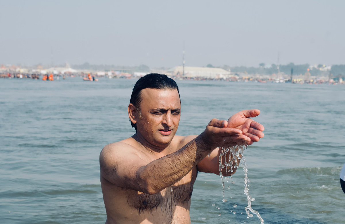 imnareshv's tweet photo. एक काम @yadavakhilesh जी ने बहुत अच्छा किया कि #Mahakumbh मे स्नान कर आए और साधु संतों का आशिर्वाद भी लिया, इससे पुण्य लाभ के साथ-साथ कुछ राजनीतिक नुक़सान की भी भरपाई कर ली.
#AkhileshYadav राजनीति के चतुर खिलाडी है वो जानते हैं कि अभी तक पार्टी कारसेवकों पर गोली से पीछा छुड़ा नहीं पायी है और कुम्भ ना जाना बहुत भारी पड़ जायेगा.
खेर @RahulGandhi और @priyankagandhi कब समझेंगे?