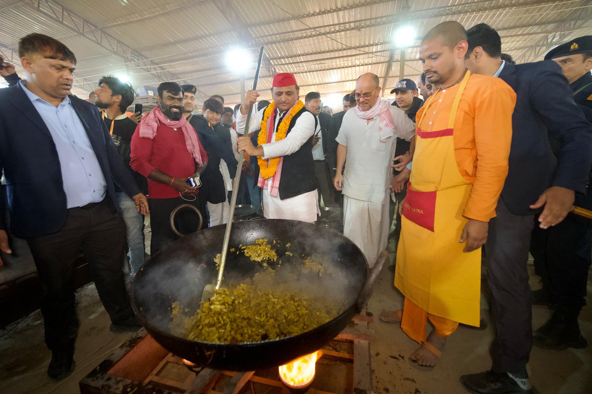 imnareshv's tweet photo. एक काम @yadavakhilesh जी ने बहुत अच्छा किया कि #Mahakumbh मे स्नान कर आए और साधु संतों का आशिर्वाद भी लिया, इससे पुण्य लाभ के साथ-साथ कुछ राजनीतिक नुक़सान की भी भरपाई कर ली.
#AkhileshYadav राजनीति के चतुर खिलाडी है वो जानते हैं कि अभी तक पार्टी कारसेवकों पर गोली से पीछा छुड़ा नहीं पायी है और कुम्भ ना जाना बहुत भारी पड़ जायेगा.
खेर @RahulGandhi और @priyankagandhi कब समझेंगे?