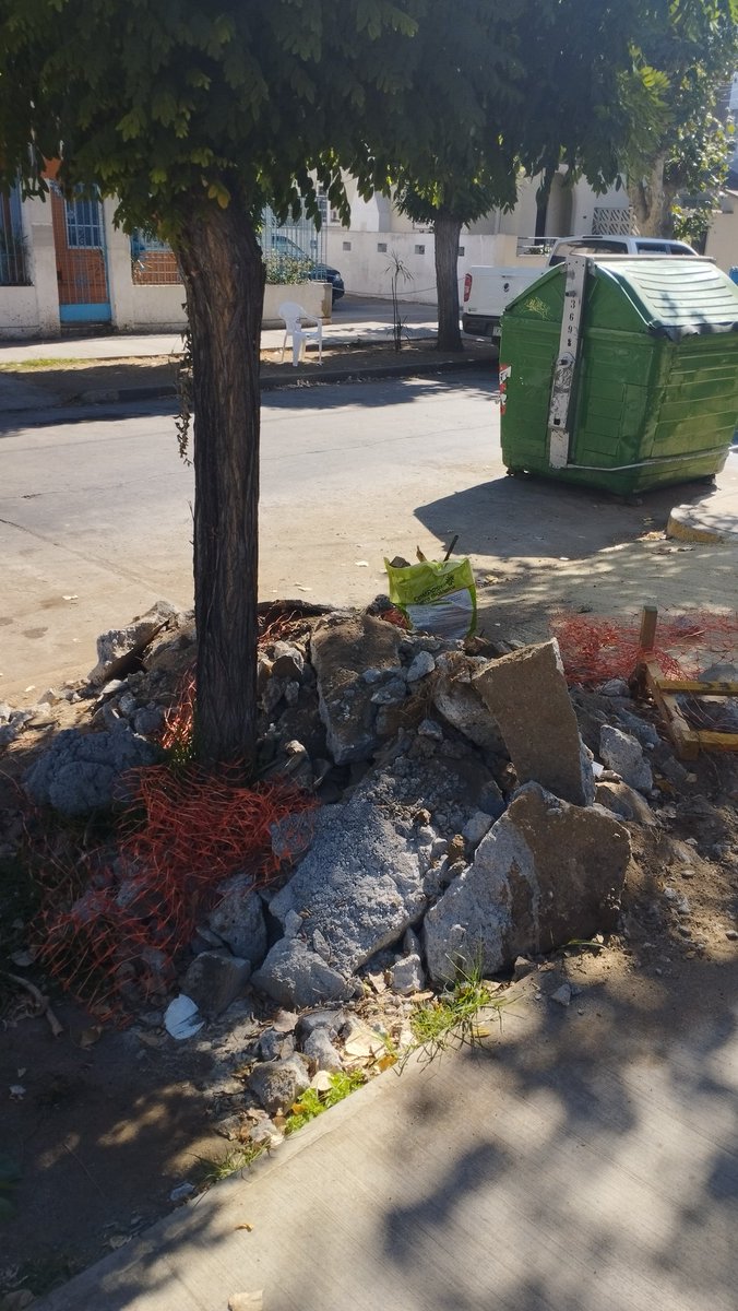 marcolini_mnt's tweet photo. Desde el 25 de diciembre con el jardín destruido producto de una matriz rota. Pese a las reparaciones, dejaron todos los escombros repartidos y nadie responde.

@esval solicitamos remoción de los escombros. Un mes con el problema!!!

6 Norte entre 2 y 3 poniente https://t.co/v72h4foqYB