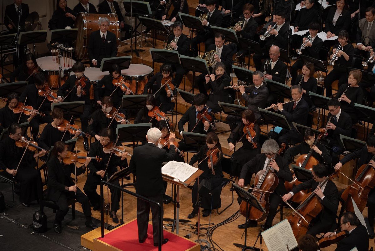 突然の訃報に驚きを隠せません。
大学内での演奏会で何度も振っていただきましたが、11月に祝典序曲を指揮していただいたのが、最後でした。
ご冥福をお祈りします。