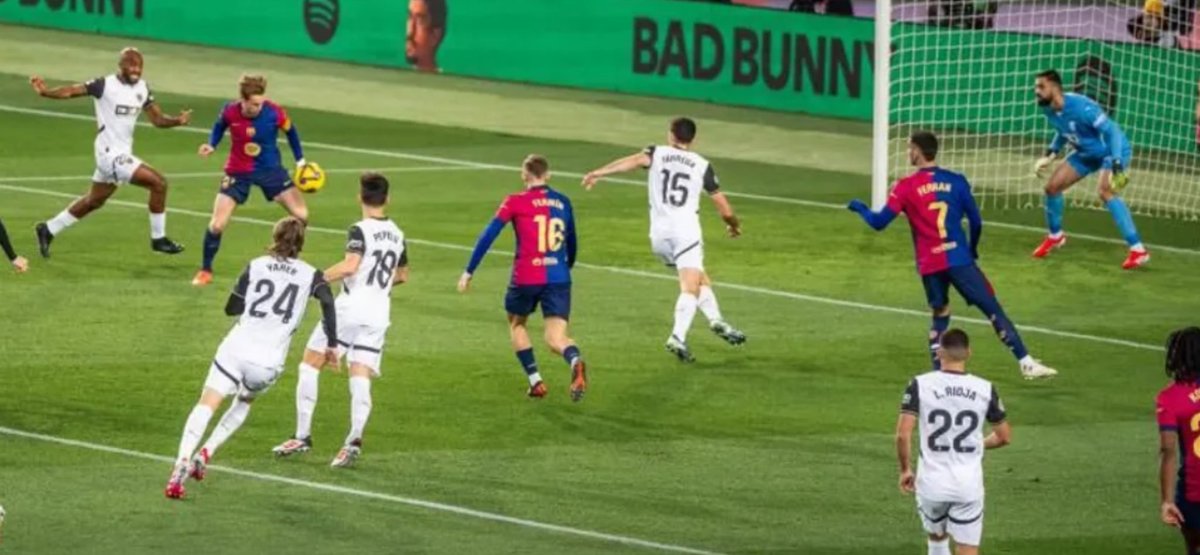 Lo importante para el fútbol es insustancial para los programas de radio y TV futboleros, y lo insustancial para el fútbol es importante para los programas de radio y TV futboleros.