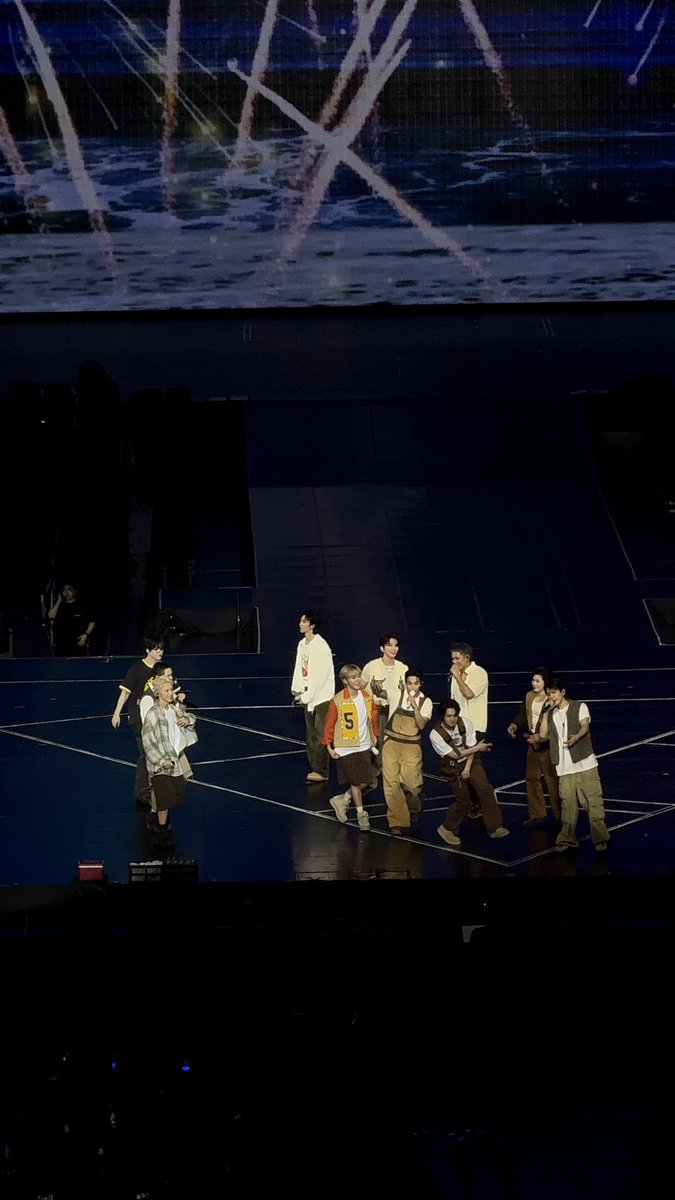 _anissina's tweet photo. anis dah jumpa seventeen 😭😭😭

#SEVENTEEN_RIGHT_HERE_IN_SINGAPORE https://t.co/Yxo3DeqR5V