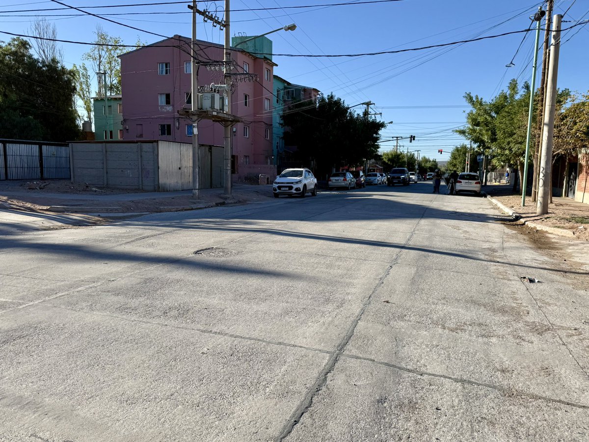 ANicolaOK's tweet photo. 🚧👷En #GranNeuquénNorte inauguramos la pavimentación de Rodhe e/ Novella y 1° de Mayo, una troncal que optimiza la conectividad del #Oeste .
☔️La obra incluyó la construcción de un nuevo canal pluvial, fundamental para dar solución al problema histórico de drenaje de agua. https://t.co/fzrd4uR9br