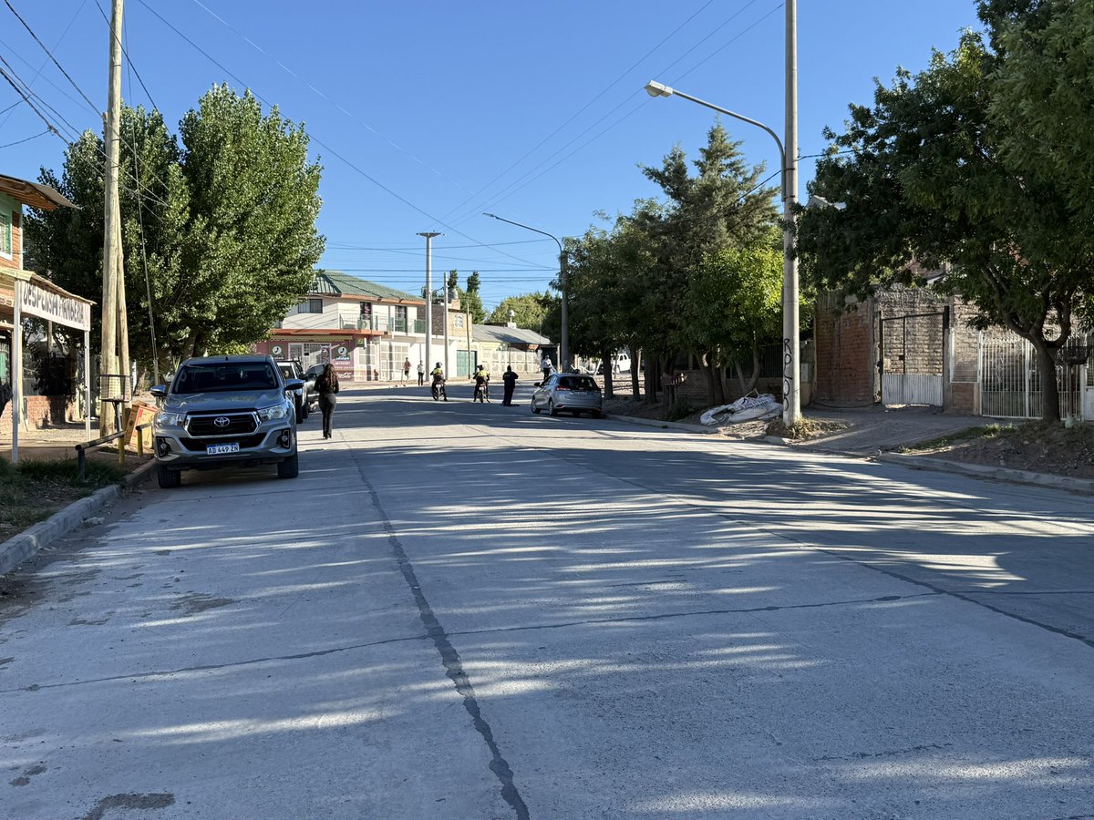 ANicolaOK's tweet photo. 🚧👷En #GranNeuquénNorte inauguramos la pavimentación de Rodhe e/ Novella y 1° de Mayo, una troncal que optimiza la conectividad del #Oeste .
☔️La obra incluyó la construcción de un nuevo canal pluvial, fundamental para dar solución al problema histórico de drenaje de agua. https://t.co/fzrd4uR9br