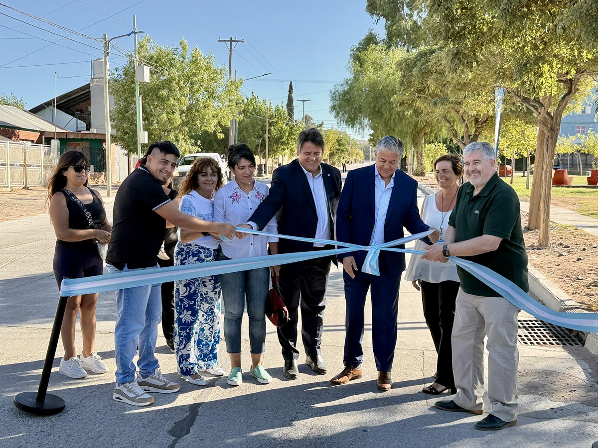 ANicolaOK's tweet photo. 🚧👷En #GranNeuquénNorte inauguramos la pavimentación de Rodhe e/ Novella y 1° de Mayo, una troncal que optimiza la conectividad del #Oeste .
☔️La obra incluyó la construcción de un nuevo canal pluvial, fundamental para dar solución al problema histórico de drenaje de agua. https://t.co/fzrd4uR9br