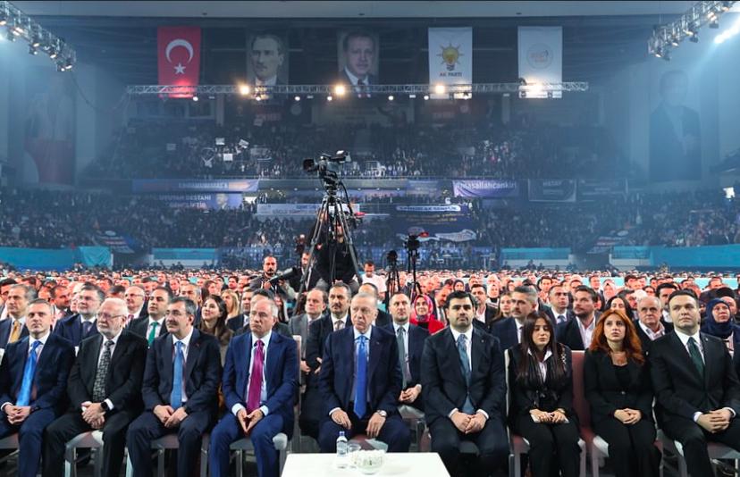 Ak partimiz'in genel merkez Gençlik kolları kongresinde  gençlerimizle beraberdik,bugüne kadar görevini başarıyla tamamlayan başkanımız <a href="/eyupkadirinan/">Eyyüp Kadir İnan</a>'a teşekkür eder,göreve gelen yeni başkanımız <a href="/avyusufibis/">Yusuf İBİŞ</a>'e başarılar dilerim.

<a href="/RTErdogan/">Recep Tayyip Erdoğan</a> 
#RecepTayyipErdoğan
#AKParti