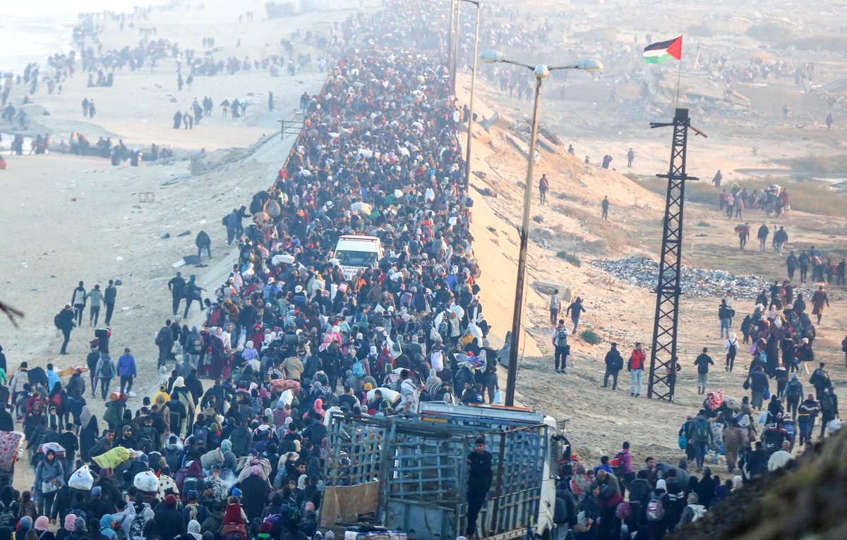 UNRWAes's tweet photo. Estas imágenes tan impresionantes son de esta misma mañana.

Decenas de miles de personas desplazadas, por las fuerzas israelíes, regresan al norte de Gaza a través de Al-Rashid, junto a la costa.

Las familias buscarán su hogar, pero muchas solo encontrarán escombros. https://t.co/llQ2NP5wiC