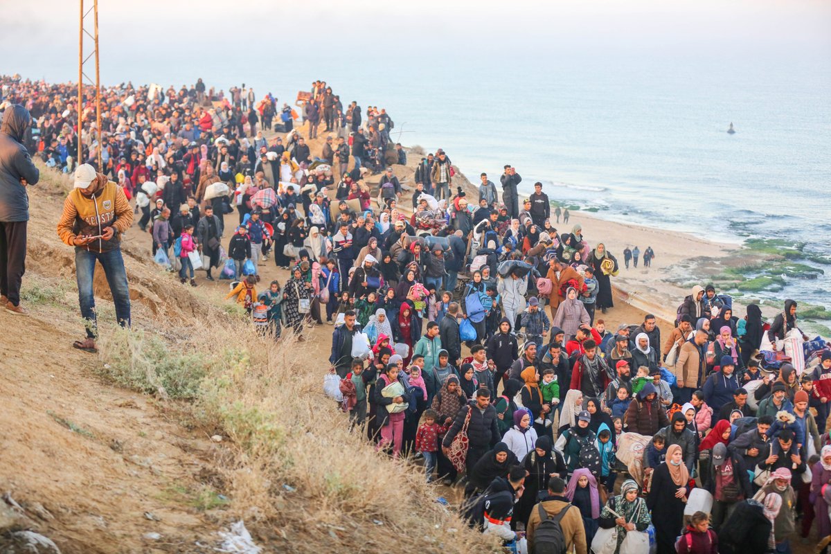 UNRWAes's tweet photo. Estas imágenes tan impresionantes son de esta misma mañana.

Decenas de miles de personas desplazadas, por las fuerzas israelíes, regresan al norte de Gaza a través de Al-Rashid, junto a la costa.

Las familias buscarán su hogar, pero muchas solo encontrarán escombros. https://t.co/llQ2NP5wiC