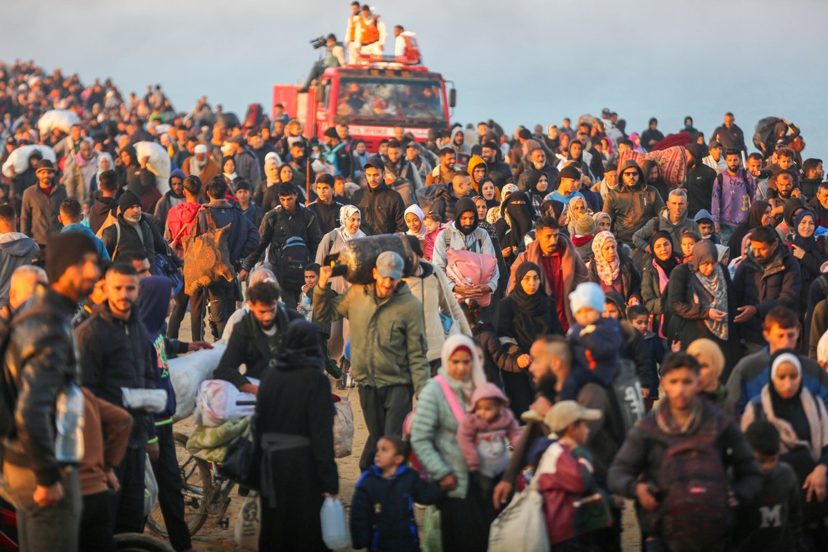 UNRWAes's tweet photo. Estas imágenes tan impresionantes son de esta misma mañana.

Decenas de miles de personas desplazadas, por las fuerzas israelíes, regresan al norte de Gaza a través de Al-Rashid, junto a la costa.

Las familias buscarán su hogar, pero muchas solo encontrarán escombros. https://t.co/llQ2NP5wiC
