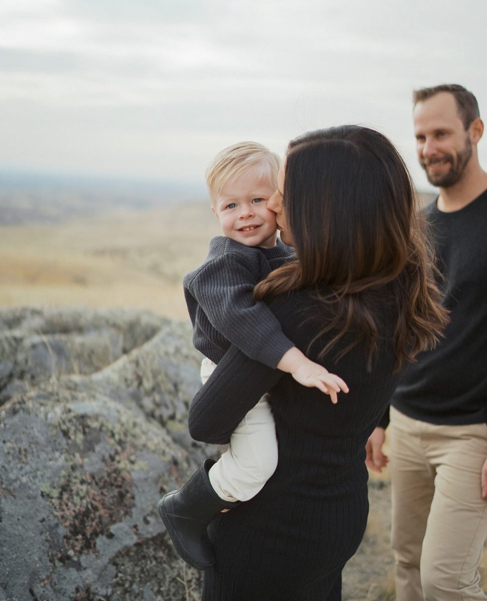 thewhitewren's tweet image. Love, laughter, and family in the heart of nature 🌳💫 

Photography: @hannahcmann

#Repost #Family #FamilyBlog #WeddingBlog #FamilyPhoto #FamilyPortrait #FamilyPhotographer #FamilyPhotoshoot #FamilyBond #NatureMagic #WeddingDayMemories #CherishedMoments