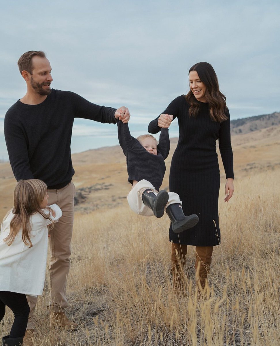 thewhitewren's tweet image. Love, laughter, and family in the heart of nature 🌳💫 

Photography: @hannahcmann

#Repost #Family #FamilyBlog #WeddingBlog #FamilyPhoto #FamilyPortrait #FamilyPhotographer #FamilyPhotoshoot #FamilyBond #NatureMagic #WeddingDayMemories #CherishedMoments