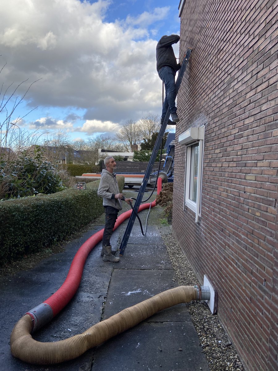 Buckhurst's tweet image. #Kerstavond 2023 vochtdoorslag gehad, vermoedelijk door ingeblazen #wolisolatie in #spouwmuur. De wattenbolletjes vandaag laten verwijderen, want woningschade door achtergebleven vocht in de spouw, dat nooit. Blij met de reddende ontzuiger uit aardbevingsprovincie Groningen... 🧱