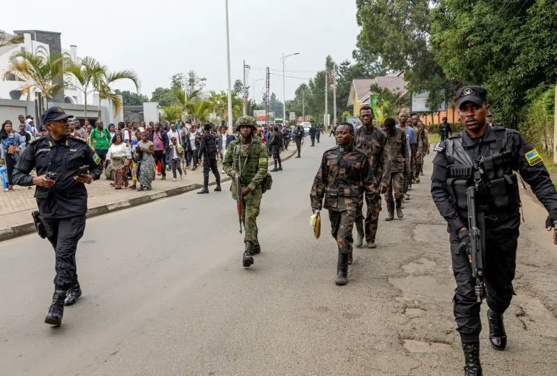 UKWELITIMES's tweet photo. #IFOTO Y'UMUNSI 

Abasirikare n'Abapolosi b'u Rwanda barindiye umutekano abasirikare ba #DRC, bahunze urugamba.

✍️ Jean Marie https://t.co/SfQPF6K3sx