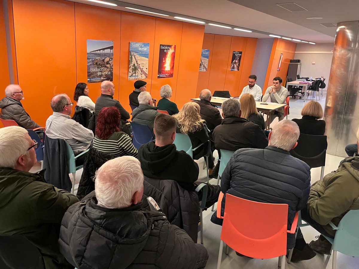 Reunidos con vecinos de Juan Valera - Gran Sol, escuchando y tomando buena nota de sus peticiones de mejora para el barrio. Seguimos trabajando cada día en la transformación de la ciudad. #Badalona