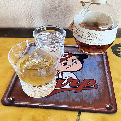 SAKE161479's tweet photo. 広島東洋カープ オフィシャル 酒グッズ＜SAKEマット＞は２種類のデザインがあります。こちらのデザインはカープ球団からも2月1日に発売されます！ https://t.co/zWh68kdCfM