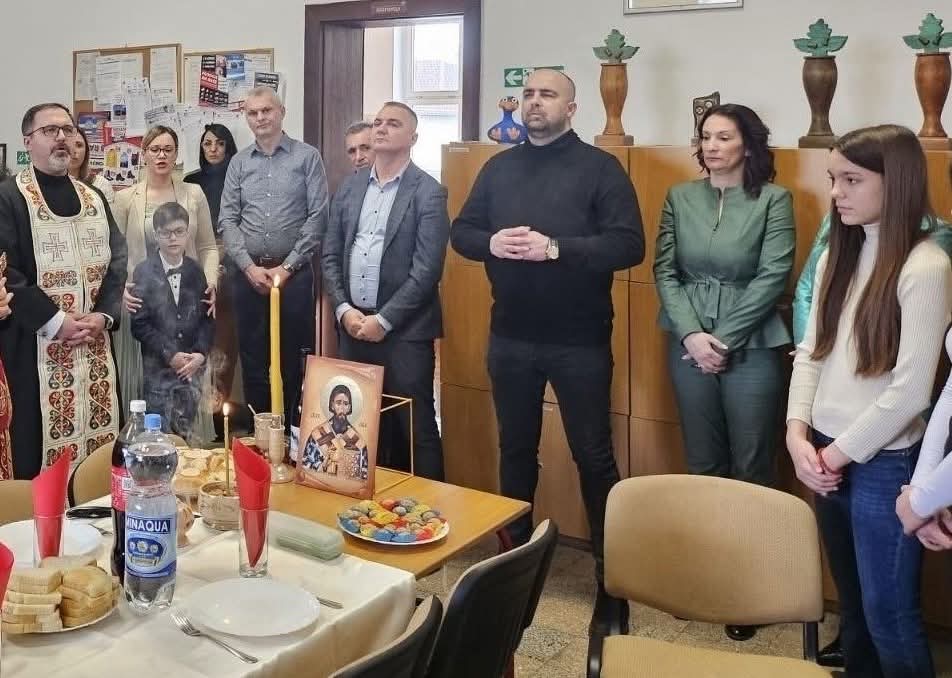 OMladenovac's tweet photo. ➡️ Председник Вуксановић честитао школску славу, Савиндан

🔹Председник Градске општине Младеновац Богдан Вуксановић упутио је честитку предшколцима, ученицима, васпитачима, наставницима, професорима и свим запосленима у систему образовања поводом школске славе, Савиндана. https://t.co/m5iJL1Qcd0