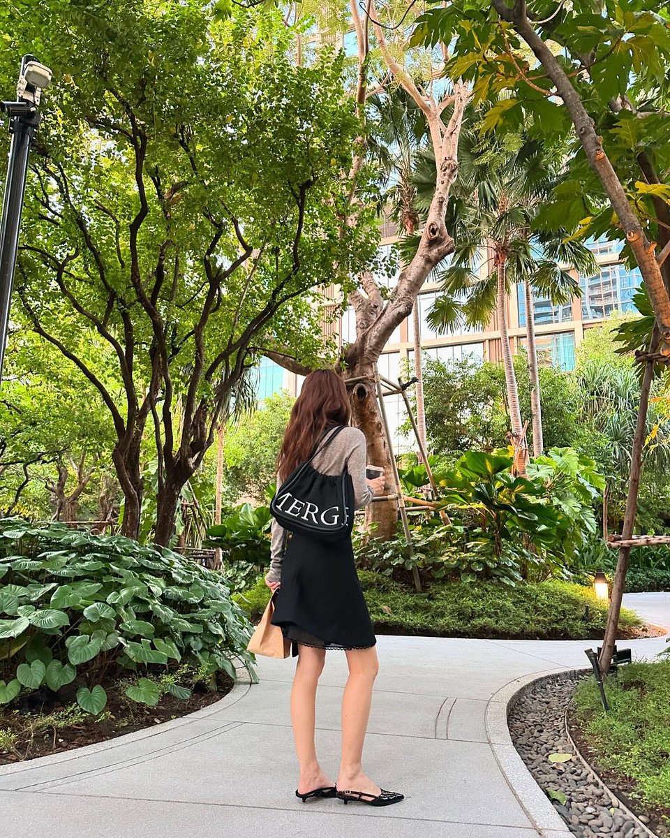 MewnitthafcO's tweet photo. คุณแม่มิวเค้าสวยต๊าชใจอีกแล้วค่า🫢 รีวิวกระเป๋างามๆกับคนสวย
มิวนิษฐา 👌🙂👍

➿Just the essentials
#MergeADayBag #MergeFriends ➿
:
Cr.. repost 📸 ig.MewNit 😘❤️
:
#mewnittha 
#มิวนิษฐา
#มิวนิษฐาจิรยั่งยืน 
#teammew https://t.co/S9dWNSrOny