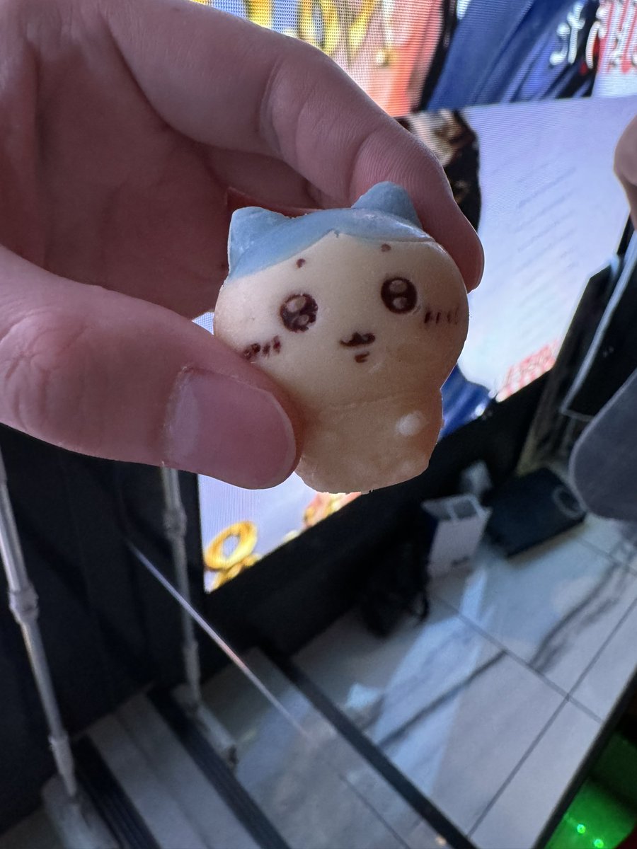 eitokun1122's tweet photo. ハチワレちゃんの
手作りチョコもらった😍
可愛いすぎて食べずらい、、、 https://t.co/Kcl98HfaWZ