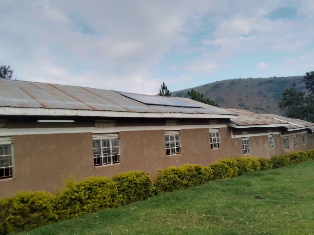 jm_elbarbas's tweet photo. Todo el día en bus desde el Oeste para llegar a Kampala y empalmar allí con el bus nocturno a Yumbe en el norte de Uganda. No hubo tiempo a pasar por Kamwezi pero me mandan las fotos de la instalación solar en el Hospital y la Escuela Secundaria financiado por Da Valor @azvalor https://t.co/s7tgCEaPRL