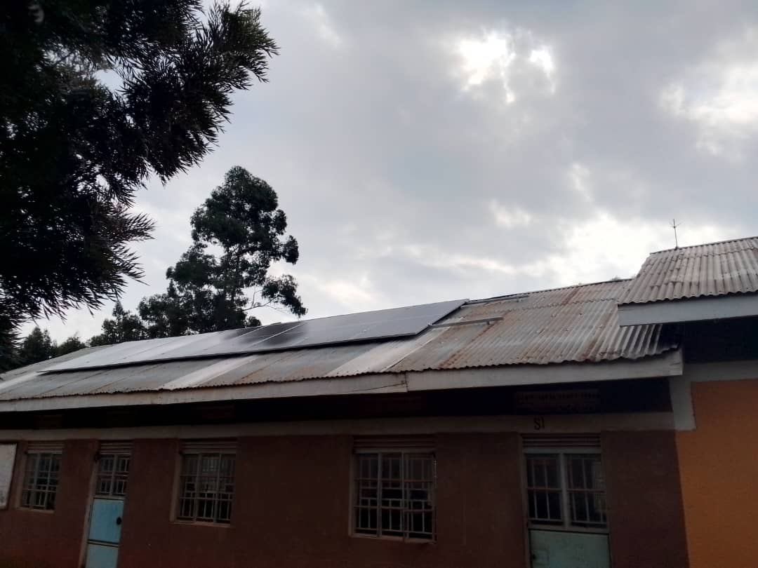 jm_elbarbas's tweet photo. Todo el día en bus desde el Oeste para llegar a Kampala y empalmar allí con el bus nocturno a Yumbe en el norte de Uganda. No hubo tiempo a pasar por Kamwezi pero me mandan las fotos de la instalación solar en el Hospital y la Escuela Secundaria financiado por Da Valor @azvalor https://t.co/s7tgCEaPRL