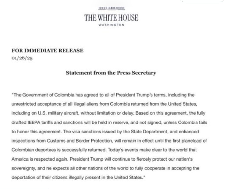 Juan_Florez's tweet photo. Qué arrodillada tan humillante la que le tocó hacer a Petro ante Trump. Tanta cháchara sobre la dignidad y terminó quedando en una posición completamente indigna. La primera frase del comunicado es demoledora: "El gobierno de Colombia aceptó todas las condiciones de Trump". https://t.co/8hiBb2ldj1