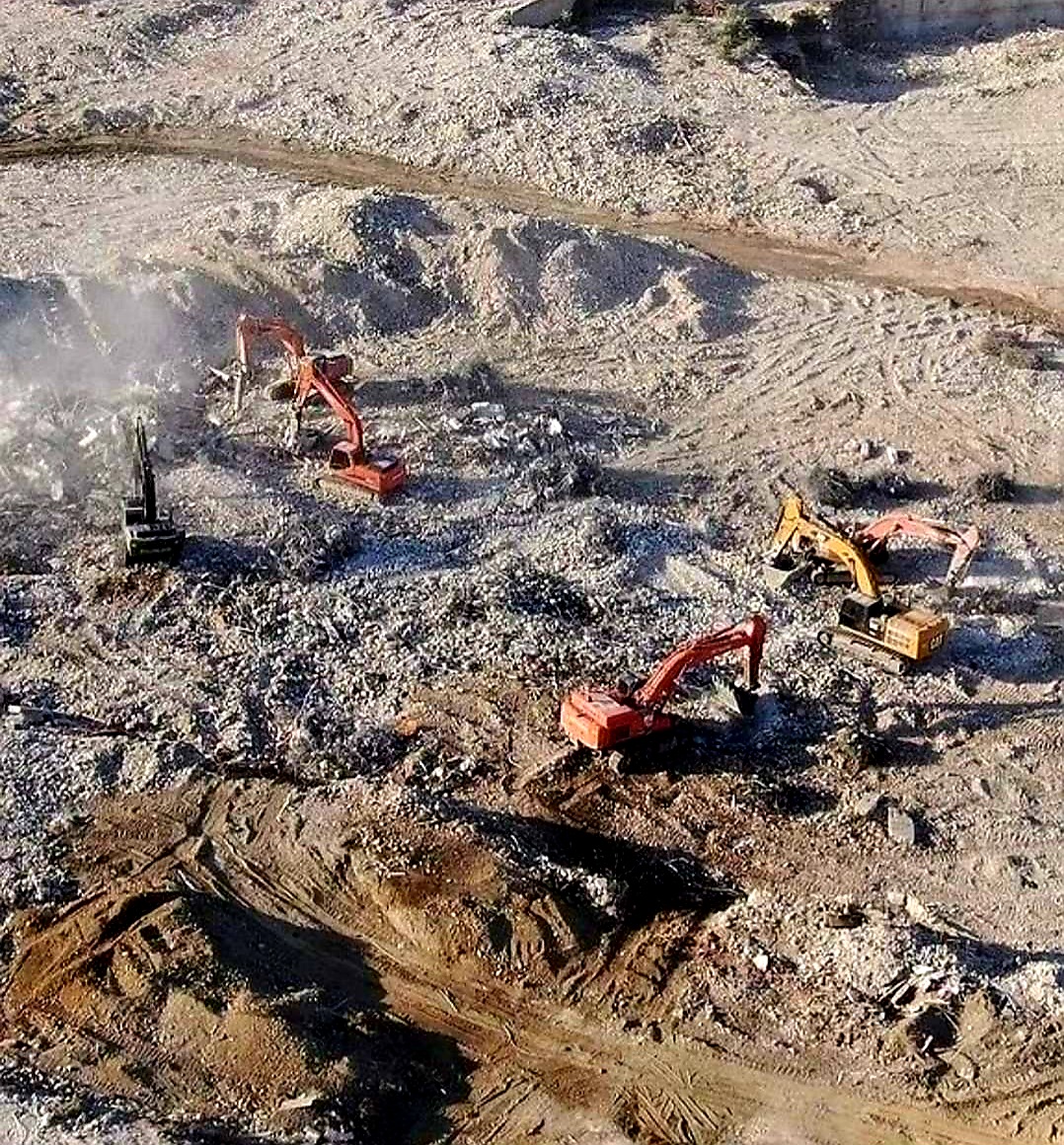 #6subat'a doğru:
Depremde en fazla can kaybının yaşandığı yer olan #hatay birçok ilçesini de kaybetti. Şimdilerde şehirdeki boşluk iş makineleriyle, şantiyelerle doldurulmaya çalışılıyor. Hayatını kaybedenlerin acısı, onları tanıyan son insan dünyadan göçene kadar devam edecek!