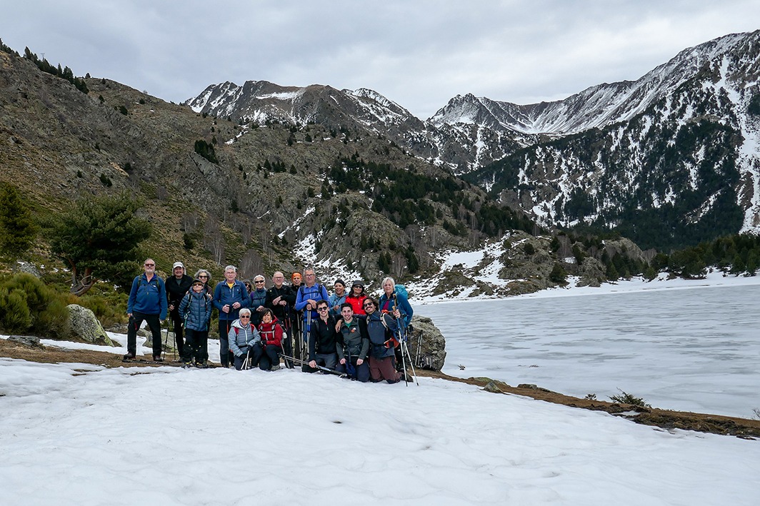 SeasSantjust's tweet photo. ❄️Quin cap de setmana!❄️
Durant el cap de setmana passat, vam gaudir de la neu al Pirineu francès. Una part del grup va realitzar una sortida de raquetes (primeres dues imatges) i l'altre part del grup va gaudir de l'esquí de muntanya (últimes dues fotografies). https://t.co/rc7X4UtKmD