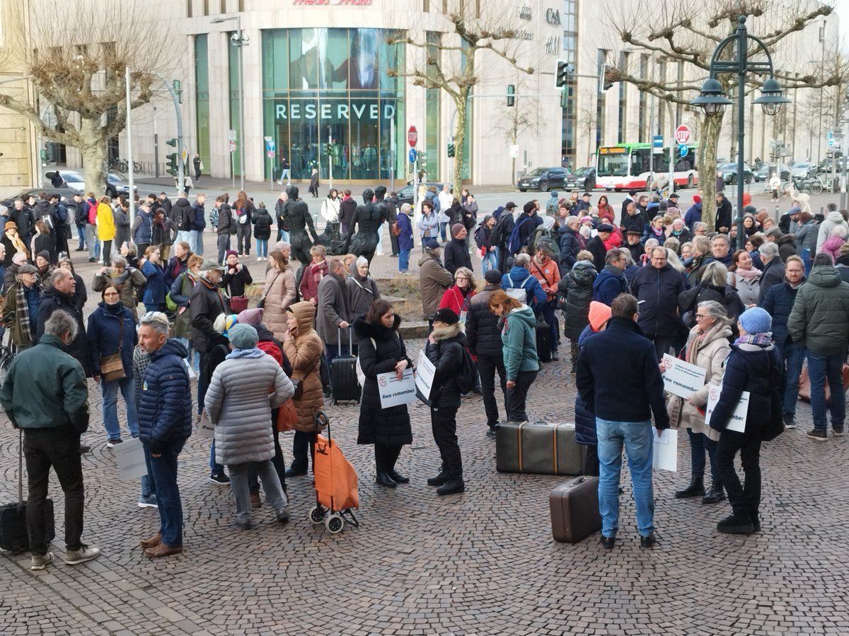 QuerdenkenRE's tweet photo. #we_remember #recklinghausen #koffermarsch zur Erinnerung an die jüdischen Freunde, Kollegen Arbeitskollegen und Nachbarn die dem industriellen Massenmord zum Opfer fielen. https://t.co/FO7Psh2Xjc