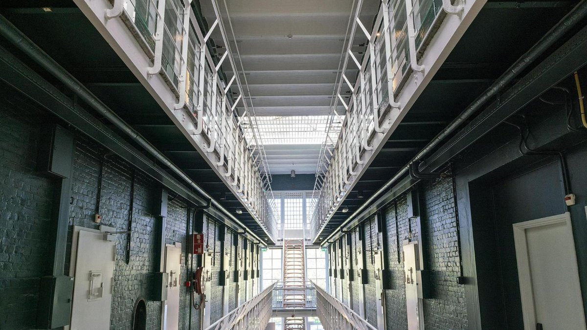 Fletcher is de nieuwe cipier van het Alkmaarse gevangenishotel. ’Als je zo’n naam op je hotel kan plakken, gaat het harder lopen’ noordhollandsdagblad.nl/regio/alkmaar/…